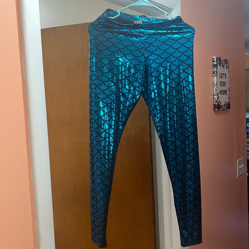 NWOT Beautiful teal/blue mermaid leggings! Size M